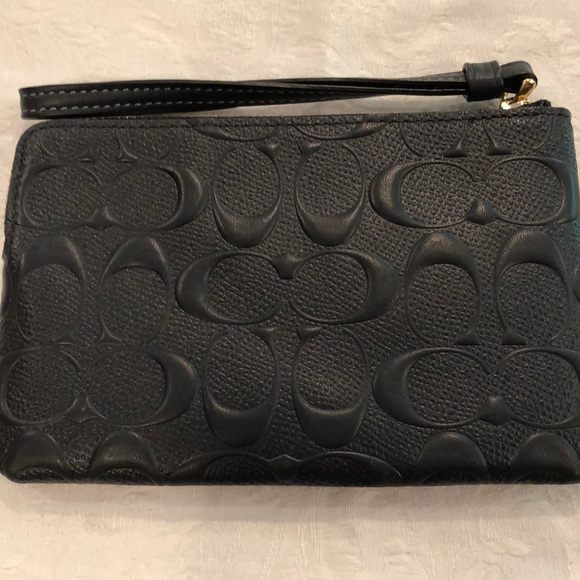 🎉HP🎉Coach embossed sig leather wristlet-midnight - Picture 2 of 5
